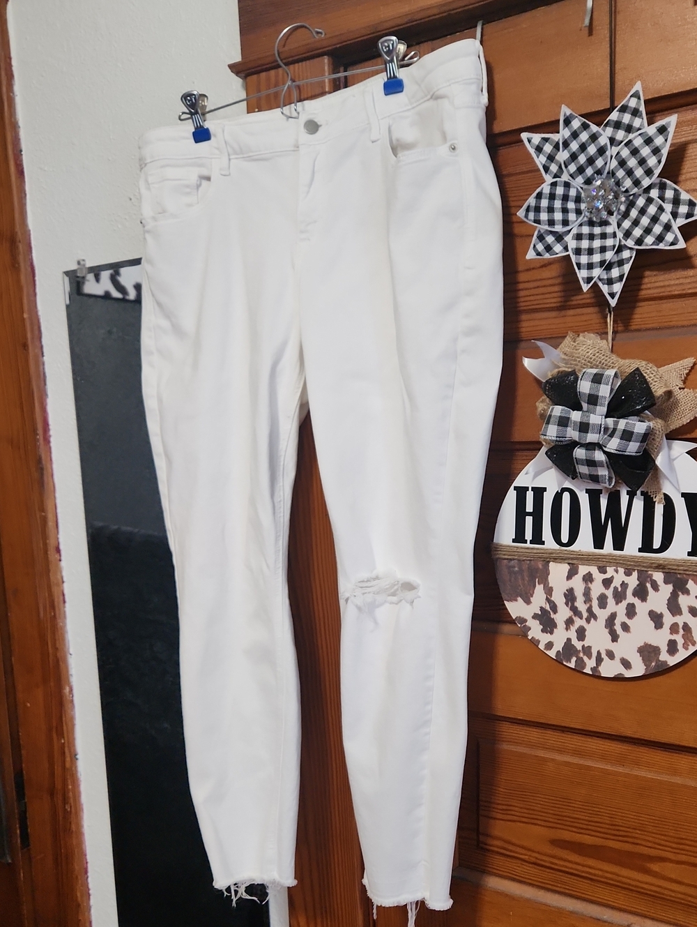 Old Navy White Cropped Distressed Ankle Jeans
